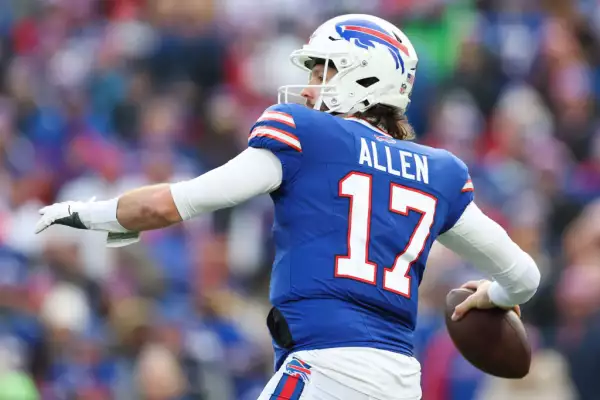 Foto de Josh Allen de los Buffalo Bills con el balón en la mano a punto de hacer un pase.
