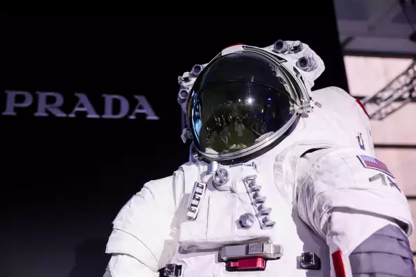 Foto del traje y casco de astronauta diseñado por Prada