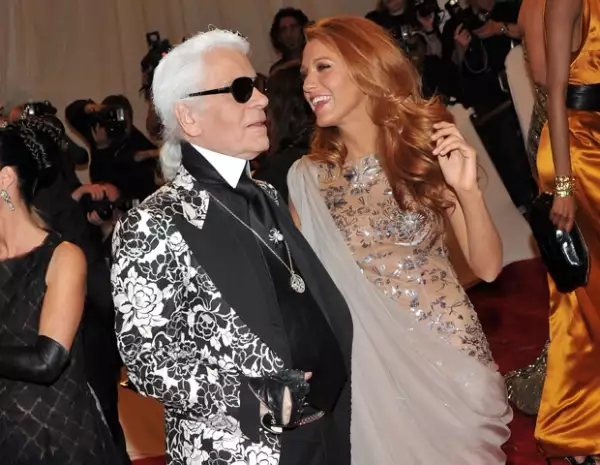 Blake Lively acompañada por Karl Lagerfeld