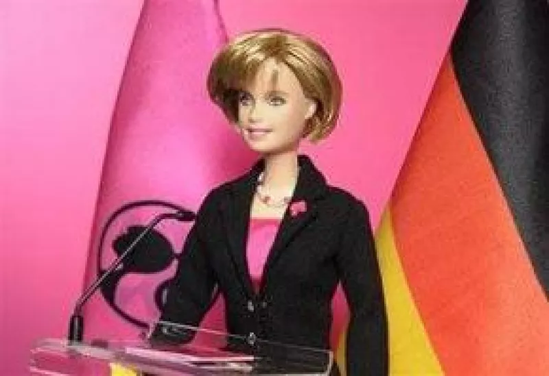 La compañía Mattel presentó su muñeca Canciller Angela Merkel la semana pasada en una feria internacional del juguete en Nuremberg.