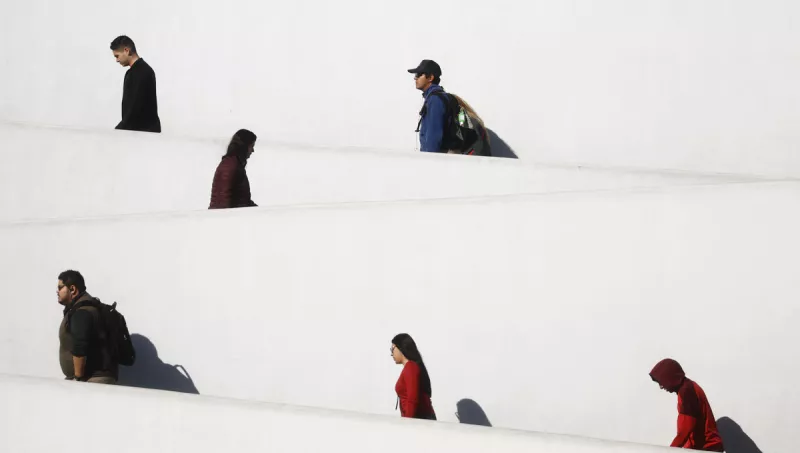 (Trabajadores y obreros subiendo una rampa)