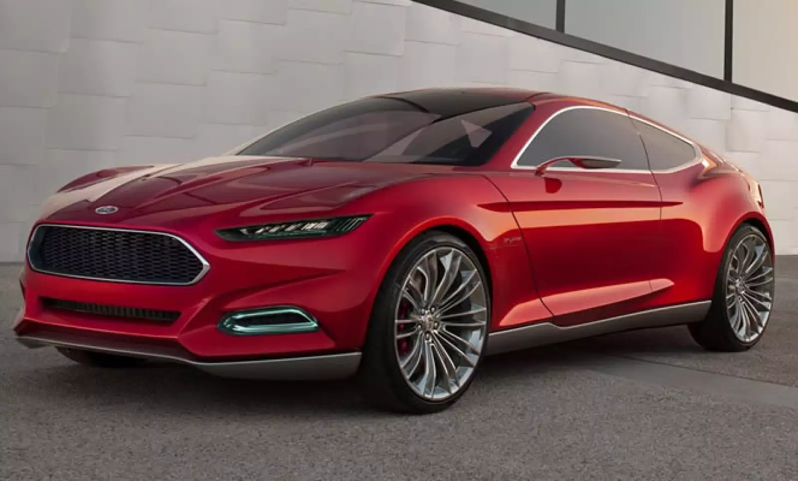 Con una longitud total de 4,500 mm, es tremendamente ancho (1,970 mm), con poca altura (1,360 mm) y cuenta con una notable distancia entre ejes de 2,740 mm.