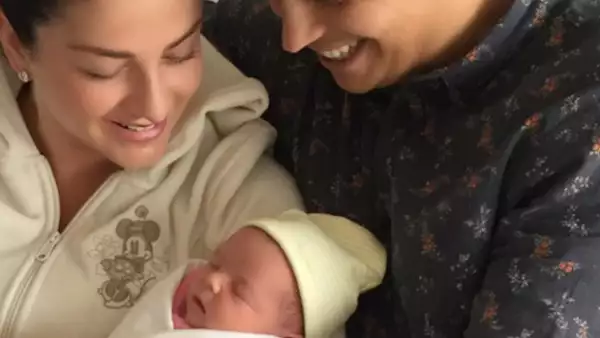 Con una tierna foto y un mensaje dedicado a su hija, la cantante de OV7 compartió su felicidad al lado de su esposo, Isaac de Hita.