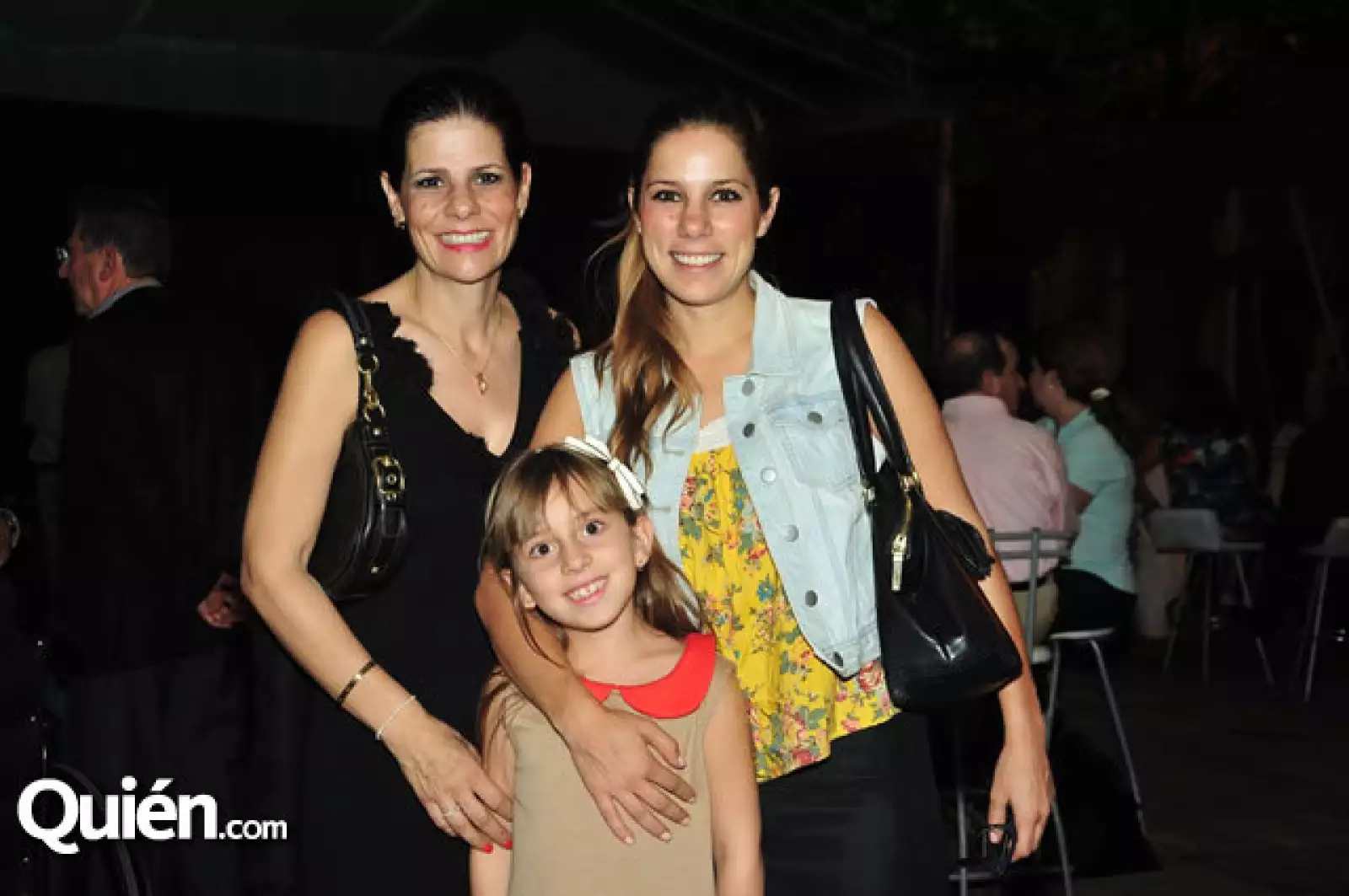 Gabriela de Montaño con Maguie y Renata Montaño