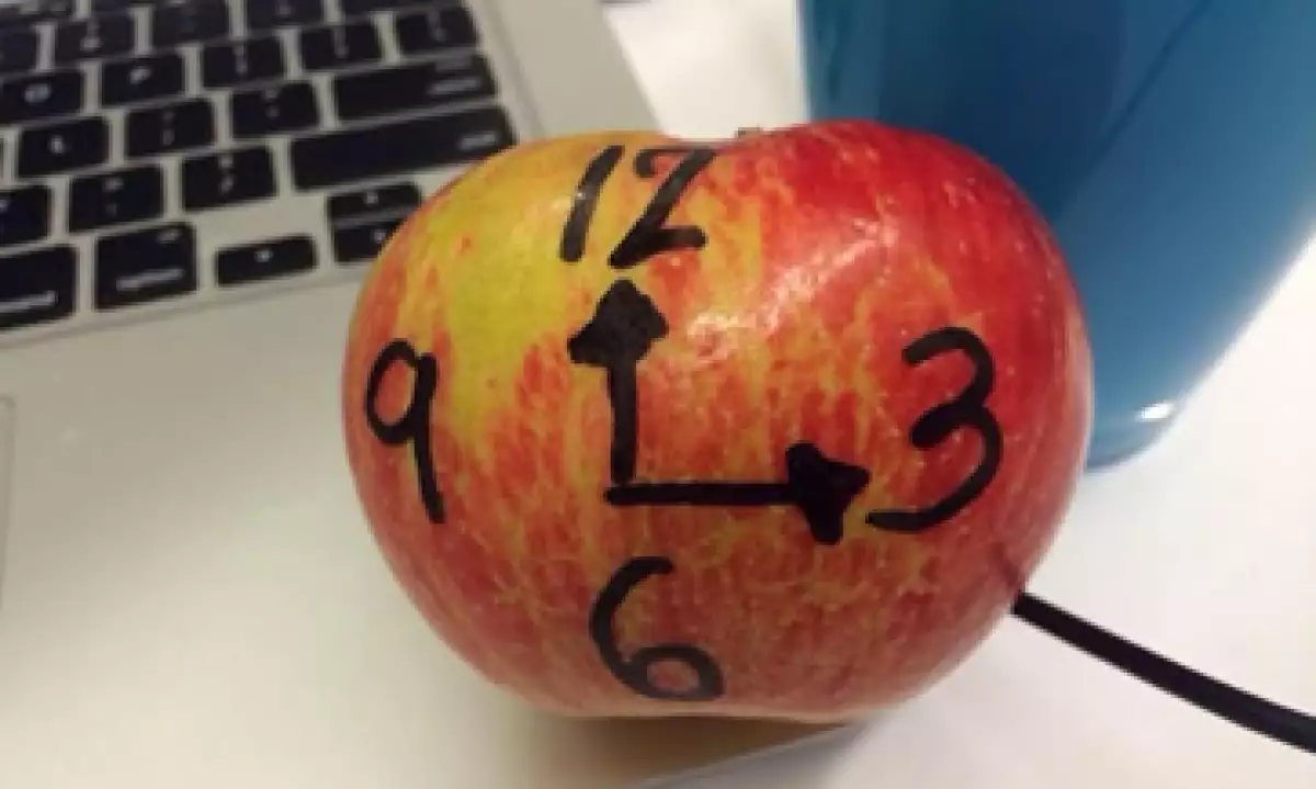Los tuiteros critican el costo del Apple Watch, el reloj que tiene aplicaciones de salud y fitness. (Foto: tomada de twitter.com/SamsungMobile)