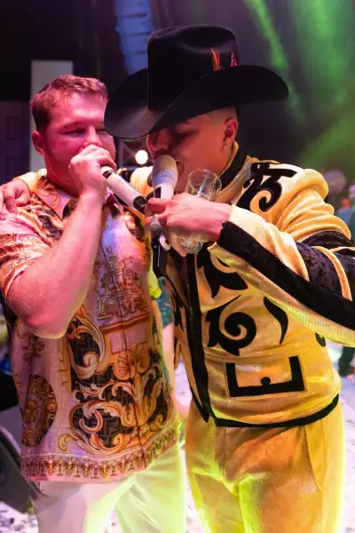 Canelo Álvarez, Grupo Firme y Carín Leon en los XV años de Emily Cinnamon