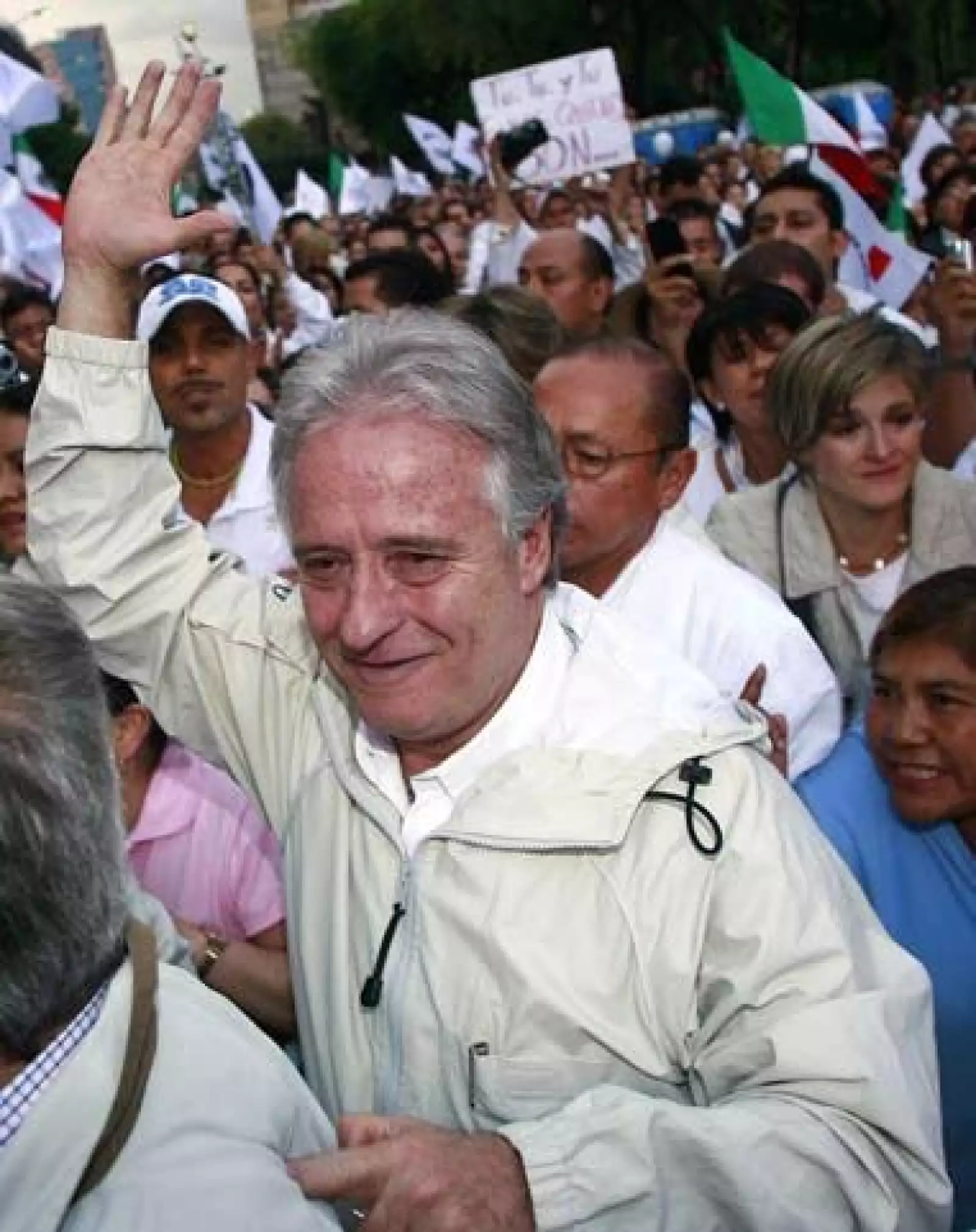 Alejandro Martí sólo marchó 10 minutos debido a que a cada paso la gente le mostraba su sentir por la pérdida de su hijo Fernando.