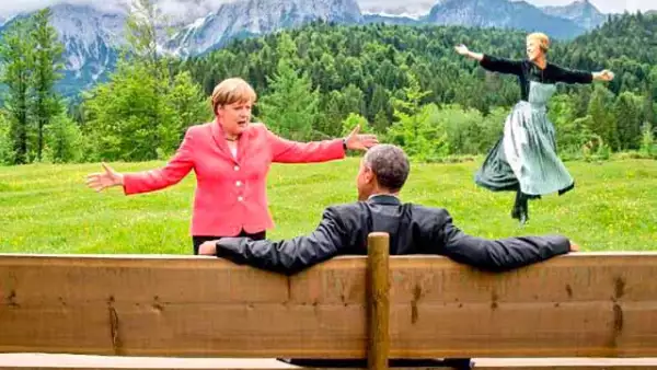 El paisaje de montañas y la pose de la canciller alemana fueron objeto de comparaciones con la película The Sound of Music.