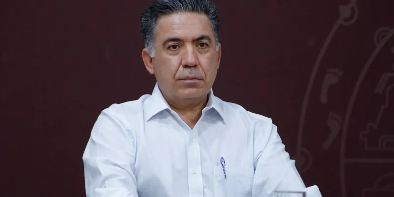 Enrique Inzunza Cázarez, exsecretario de Gobierno en la administración de Rubén Rocha Moya y actual senador de la República por Morena, viste camisa blanca. 