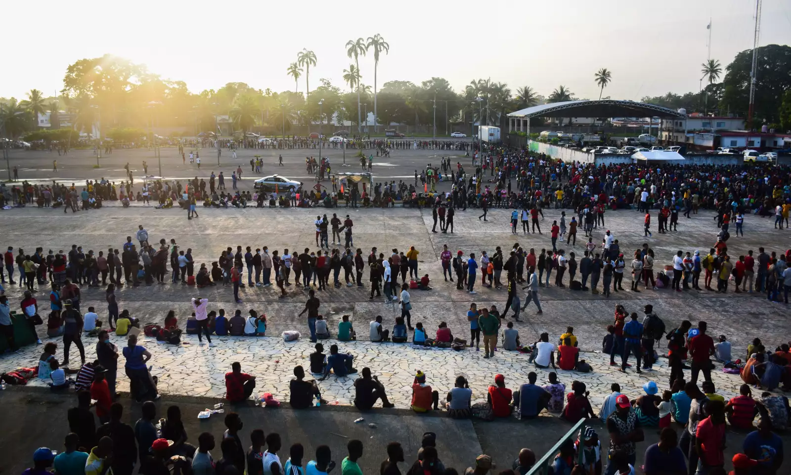 Migrantes que buscan regularizar su estadía en el país realizaron largas filas en las inmediaciones del Estadio Olímpico de Tapachula, luego de que la Comisión Mexicana de Ayuda a Refugiados (COMAR) anunció que se otorgarían nuevas citas para aquell