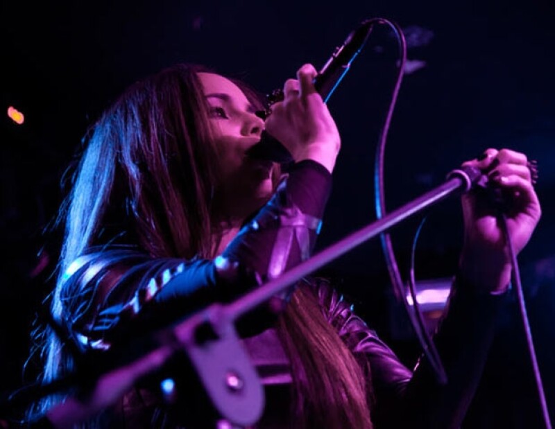 La ahora cantante, quien presentó su banda de nombre `Ella y el muerto ´ habló de que ella es igual de `chingona´ que todas las mamás del mundo que trabajan y ven por su familia.