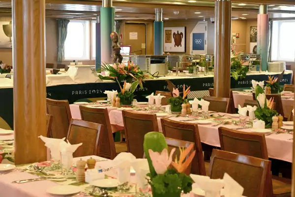 Comedor del crucero Aranui 5, que funciona como Villa Olímpica flotante de los JJOO.