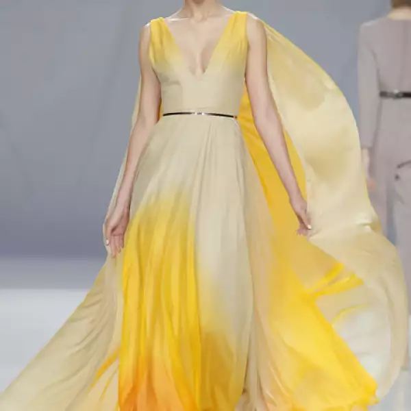 Las faldas vaporosas hacen referencia al viento que pasa por las dunas.