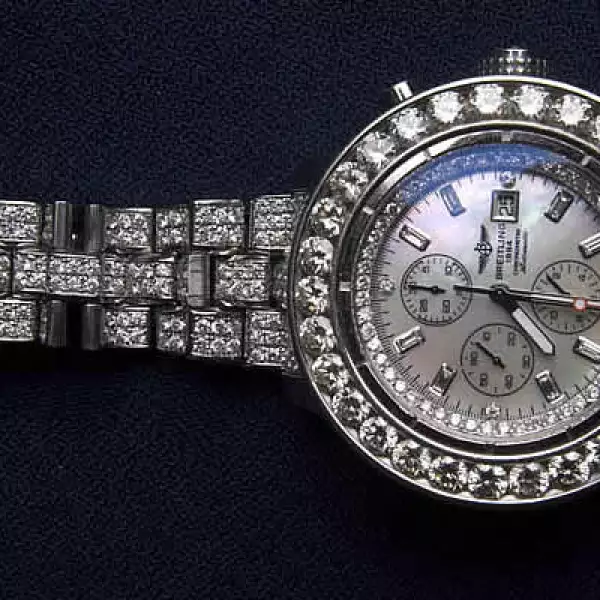 El SAE realiza permanentes subastas públicas, algunas presenciales y otras virtuales vía su página www.sae.gob.mx y por eBay. Las presenciales se hacen cada tres meses en una casa de subastas en el centro del DF y en otros estados.