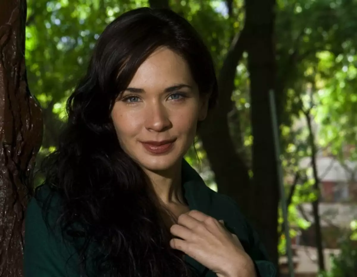 La actriz tiene otra película llamada Fashion Models, en donde da vida a una adicta al trabajo.