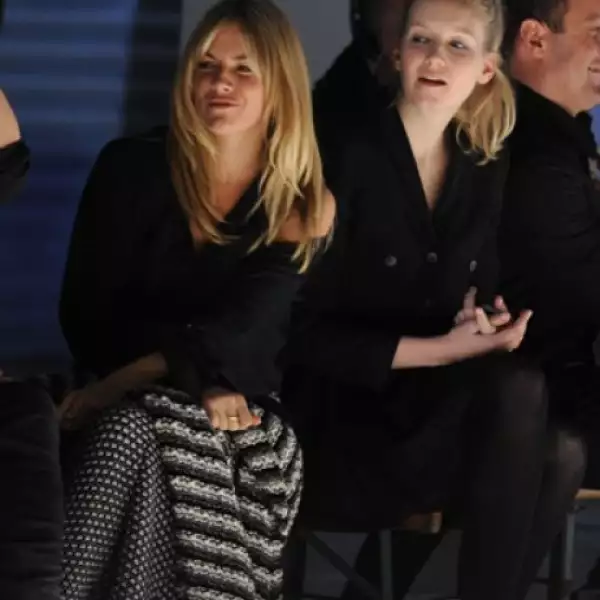 Las hermanas Sienna Y Savannah Miller presentaron la nueva colección de su línea Twenty8Twelve en el Fashion Week de Londres la semana.