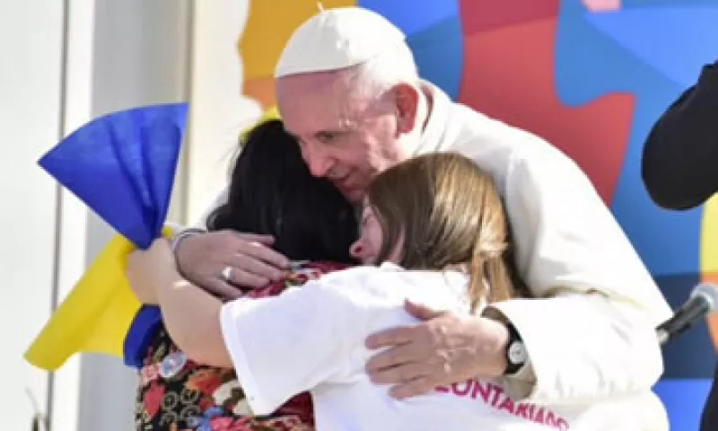 El líder de la Iglesia católica le pidió a los jóvenes que no caigan en la salida fácil del crimen organizado. (Foto: Twitter/Silvano Aureoles )