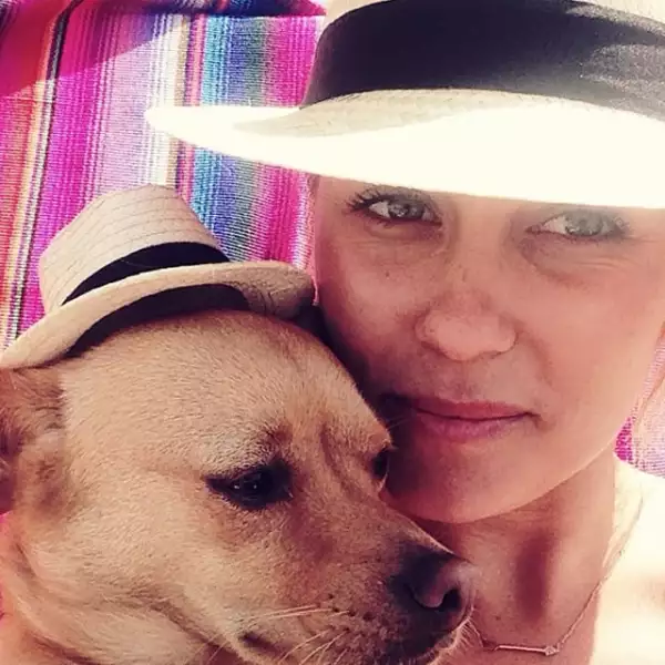 La it girl y bloggera Lauren Conrad, posa con su perro Fitz en la playa, usando sombreros iguales.