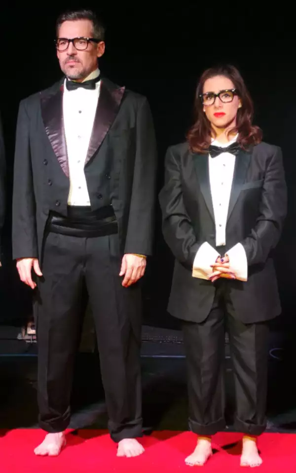 Claudia Lizaldi junto al actor Juan Ríos durante su participación especial en la obra "Limítrofe".