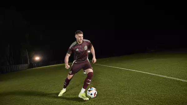 Futbolista de la Seleccion Mexicana con nueva camiseta de equipo