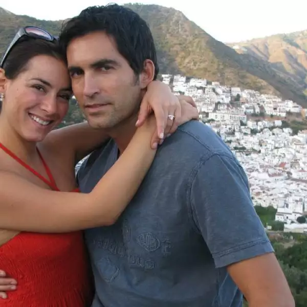 Claudia Lizaldi y Eamonn Sean, quienes se comprometieron el día del cumpleaños de la conductora, en Monda.