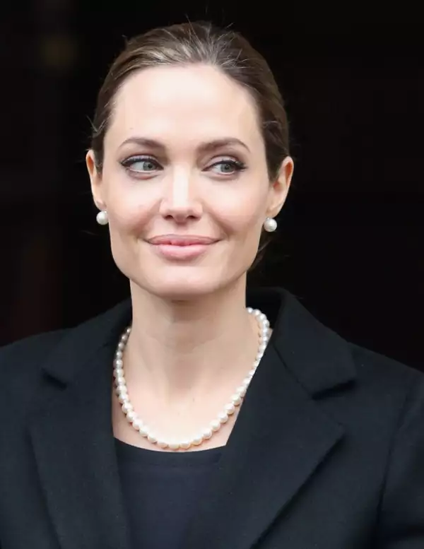 Angelina decidió quitarse los pechos para que a sus hijos no les falte su mamá.