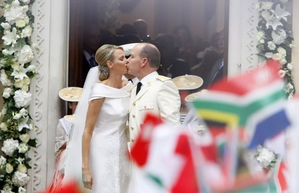 La pareja a su salida de la boda religiosa.