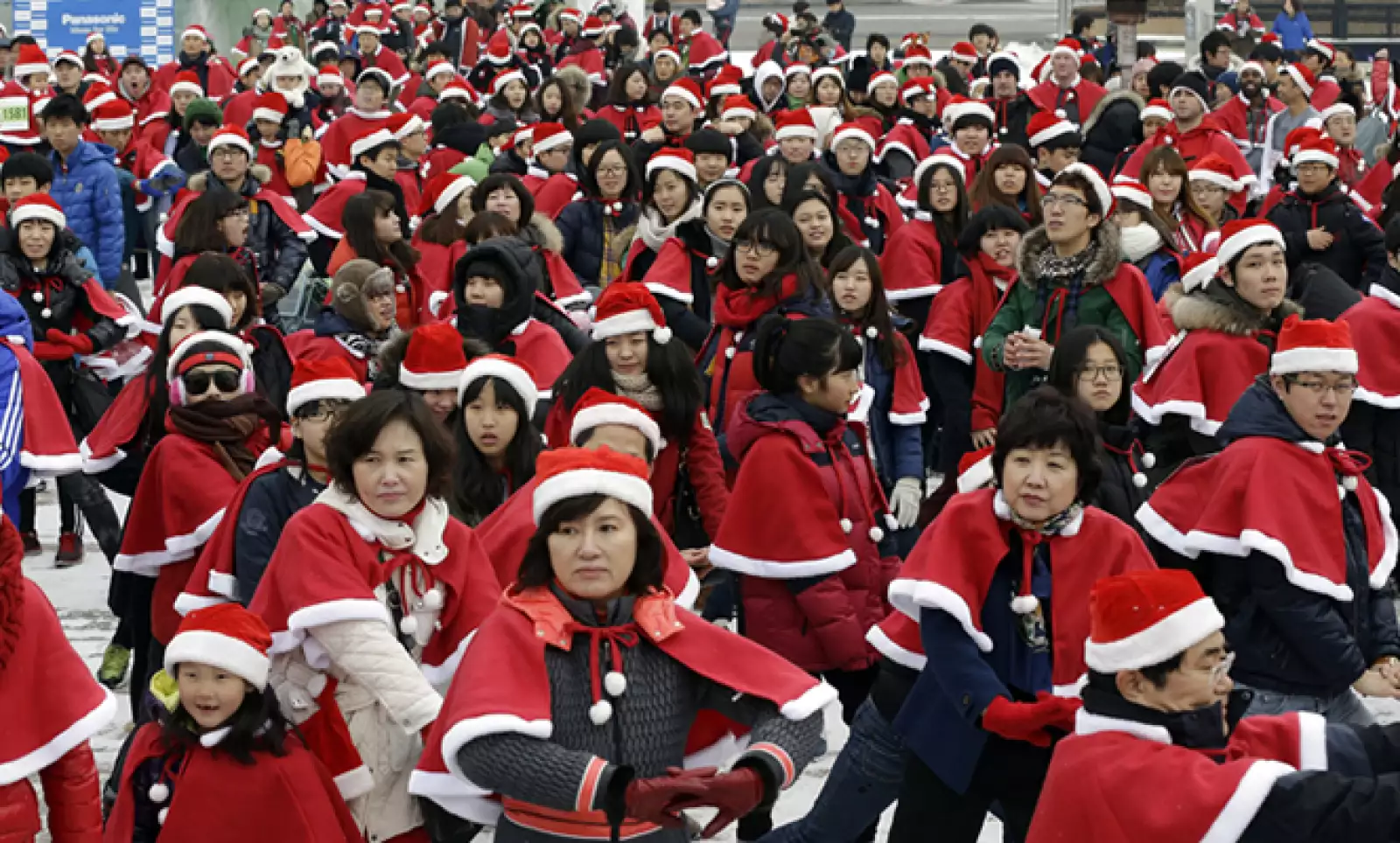Decenas de personas se ejercitan vestidos de Santa Clos en Seúl, Corea del Sur.