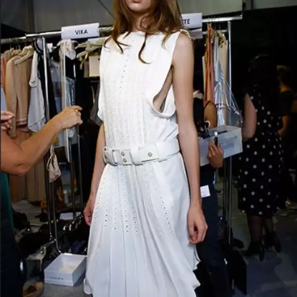 Little white dress: Pues sí el clásico LBD (little black dress) se va a la banca y le cede su lugar al blanco para recibir los días soleados.