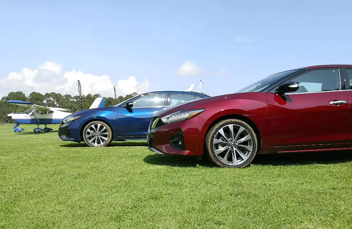 Nissan Maxima avion.jpg