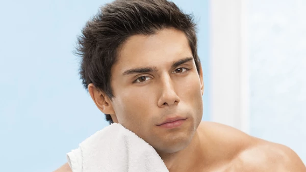 Lava, esta vez con agua fría y palmaditas, para eliminar la crema, refrescar la piel y cerrar los poros. Seca con una toalla.