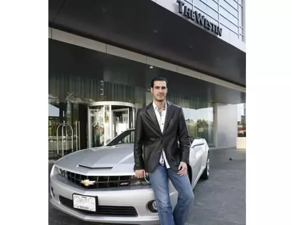 Mike al llegar al hotel en un coche Chevrolet Camaro Convertible.