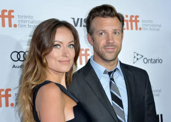 La actriz hizo su primera aparición pública desde el anuncio de su reciente embarazo. Acudió a una entrega de premios en la que presumió sus primeros meses de gestación.