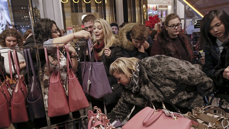 Las mujeres se amontonaron para adquirir bolsas de diseñador, uno de los departamentos más solicitados.