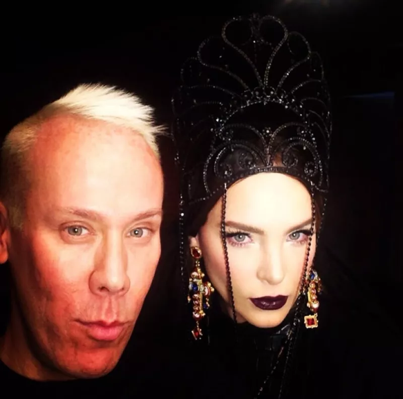 La cantante fue invitada para grabar junto a Motel la canción y video de “Sueño de ti”, y parte de su vestuario incluyó una corona negra de Assaad Awad, diseñador de Lady Gaga.