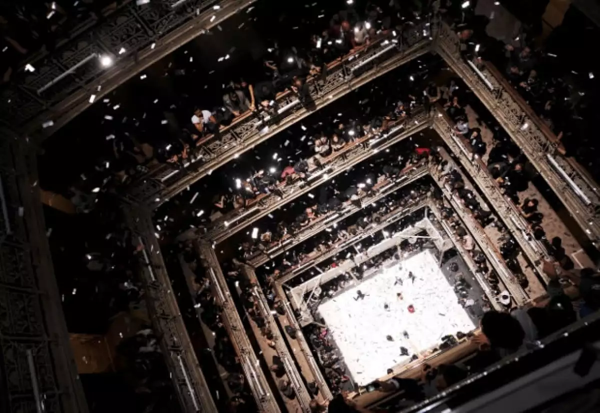 Un edificio abandonado en Nueva York fue el escenario perfecto para la presentación de la colaboración entre ambas firmas, a la cual acudieron varios famosos `top´.