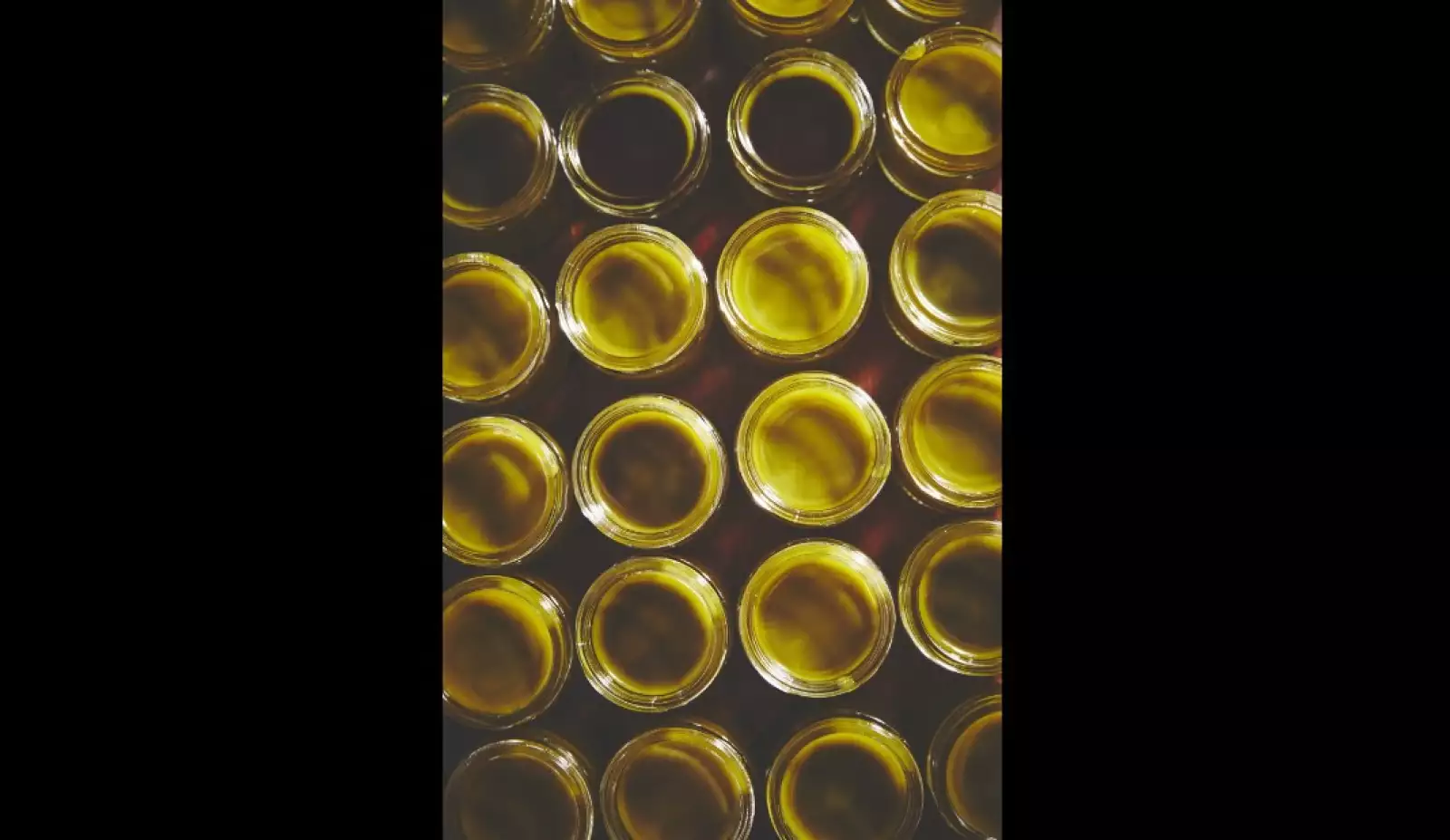 Jarras con la mezcla de hierbas.