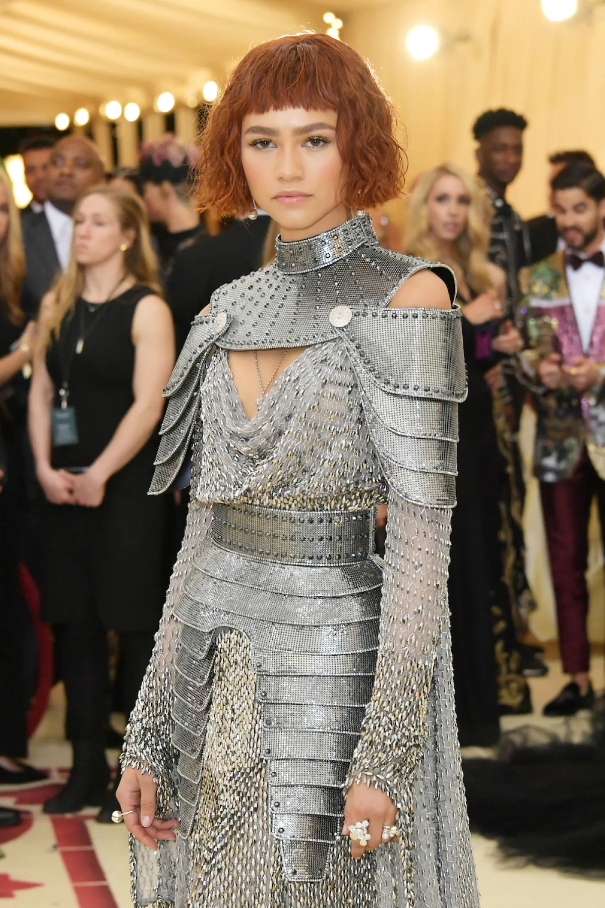 Zendaya con un vestido tipo armadura plateada de Versace durante la Met Gala del 2018. 