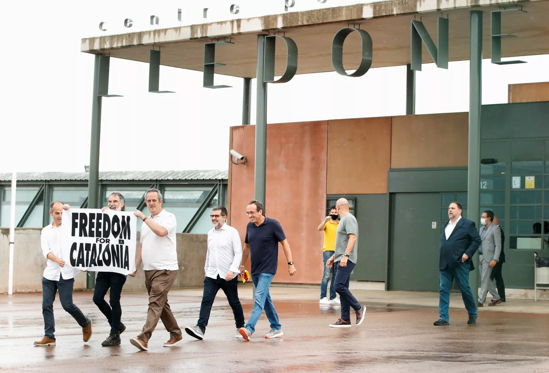 Los nueve líderes independentistas catalanes presos, que fueron indultados por el gobierno español, comenzaron este miércoles a abandonar las cárceles donde cumplían condena, después de que el Tribunal Supremo haya ordenado su excarcelación.