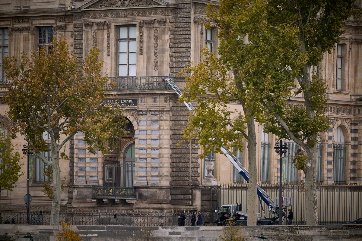 Louvre Closes After Jewellery Heist