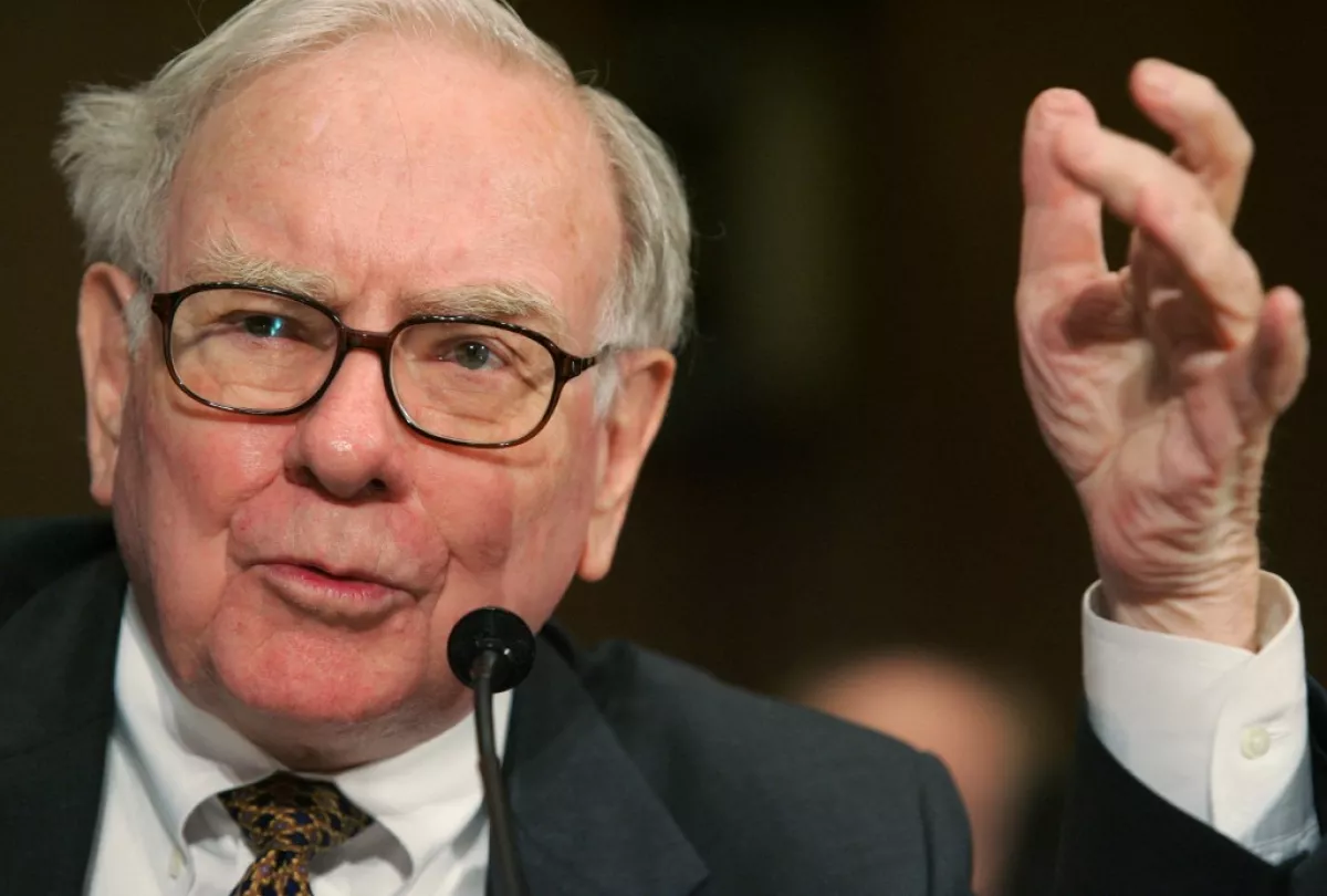 Warren Buffett, presidente y CEO de Berkshire Hathaway, testifica ante el Comité de Finanzas del Senado durante una audiencia sobre el Impuesto Federal sobre el Patrimonio en el Capitolio en Washington, DC, en esta foto de archivo del 14 de noviembre de 2007. Buffett dijo el 3 de mayo de 2025 que se retiraría de dirigir su grupo empresarial Berkshire Hathaway a finales de año y que recomendaría a Greg Abel para que se hiciera cargo. "Ha llegado el momento en que Greg debería convertirse en el director ejecutivo de la compañía a fin de año", dijo Buffett en una reunión anual de accionistas.