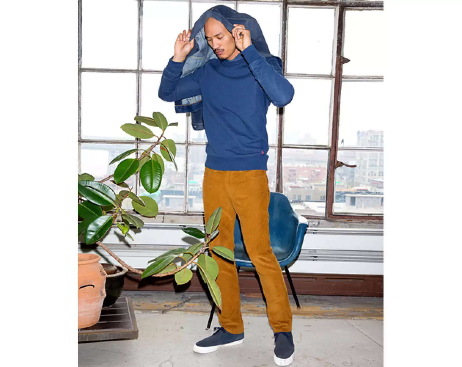 No le tengas miedo a usar pantalones con color, eso sí, tampoco vayas a abusar del color. Éstos son el ejemplo perfecto.