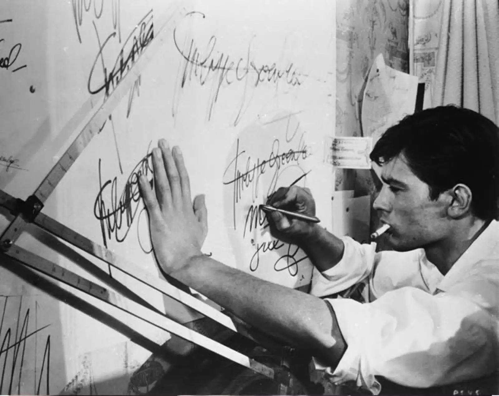 Si hablamos de estilo, que mejor que hablar de este ícono del cine europeo. Las camisas de vestir y los trajes han sido sus fieles acompañantes desde los años 60.  Siempre impecable y elegante.