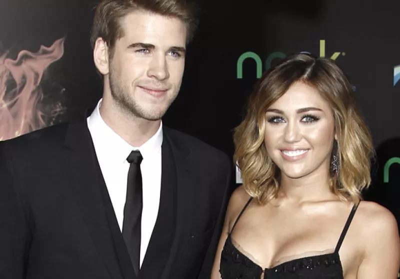 La cantante de 19 años está feliz luego de que el actor le diera el esperado anillo de compromiso, mismo que fue diseñado por Neil Lane.