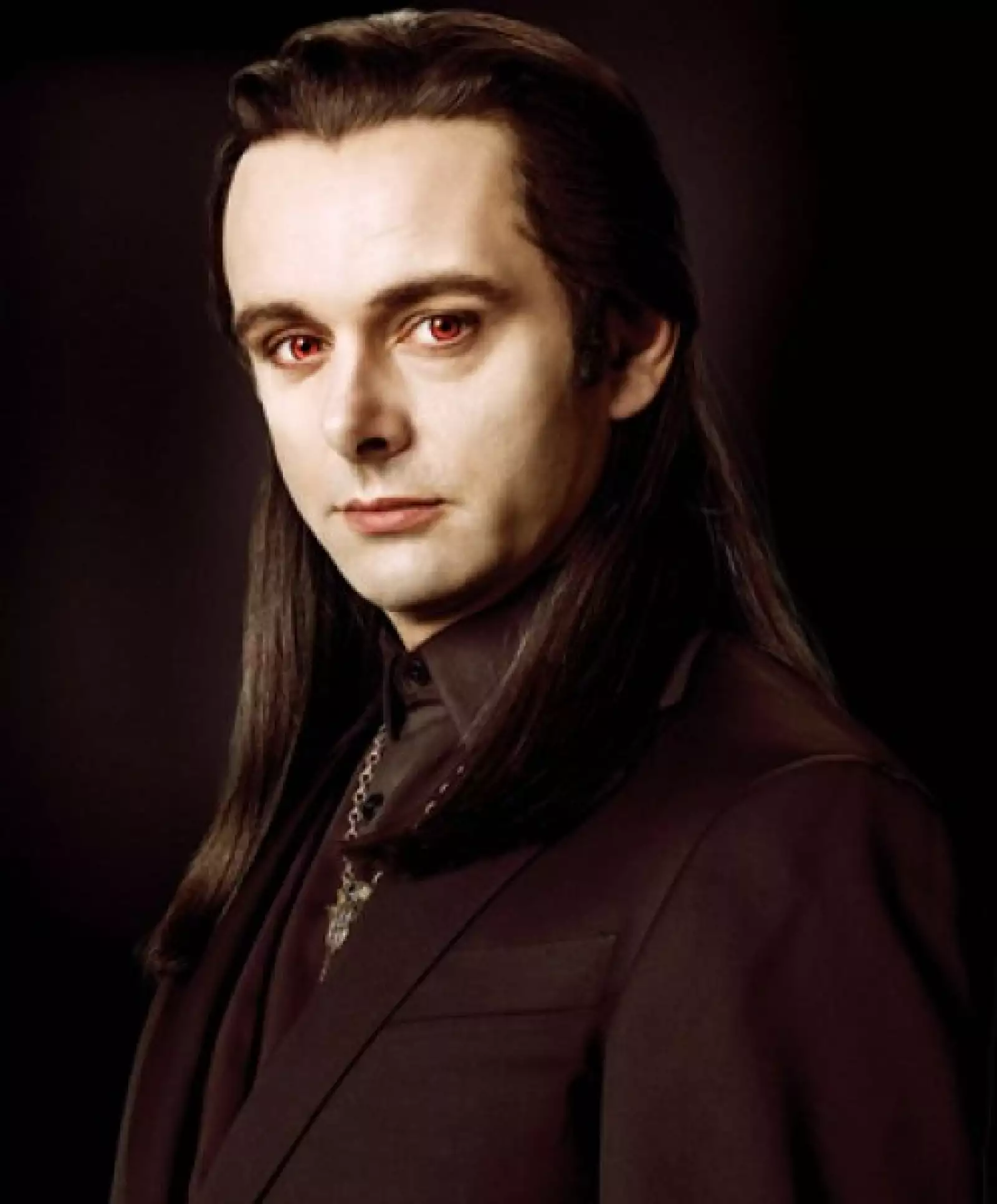 Interpretado por Michael Sheen, Aro es el vampiro líder de la familia Volturi en la saga Twilight.