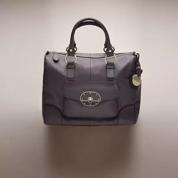 Este bolso para mujer está fabricado en piel y posee herrajes de metal dorado.