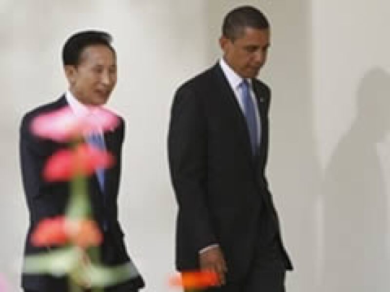 Unos 3,000 hombres acreditaron a Obama como el más elegante. En la foto, con el premier de Korea Lee Myung-bak. (Foto: AP)