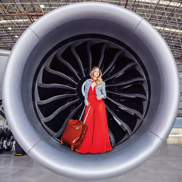 Influencers Con Maleta En Mano