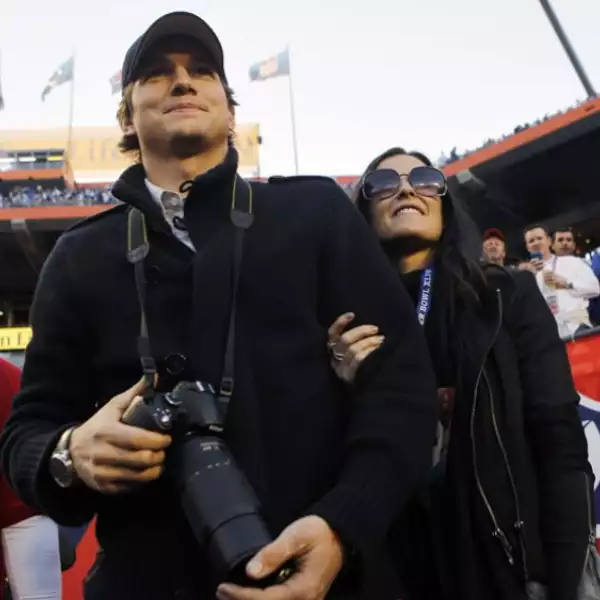 Aquí los vemos muy emocionados en el estadio previo al Super Bowl.