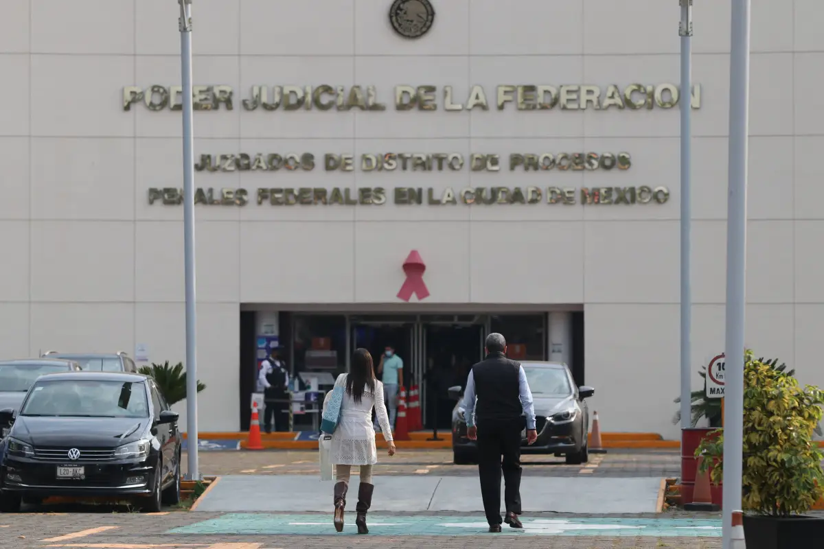 Mariana Moguel, hija de Rosario Robles, acudió a la primera Audiencia de su madre en el Juzgado de Distrito de procesos Penales Federales, en el Reclusorio Sur